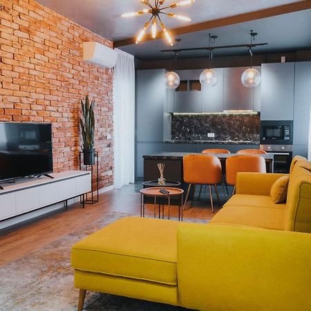 Charlotte Piata Unirii - Free Private Parking 2Bedrooms Apartment オラデア エクステリア 写真