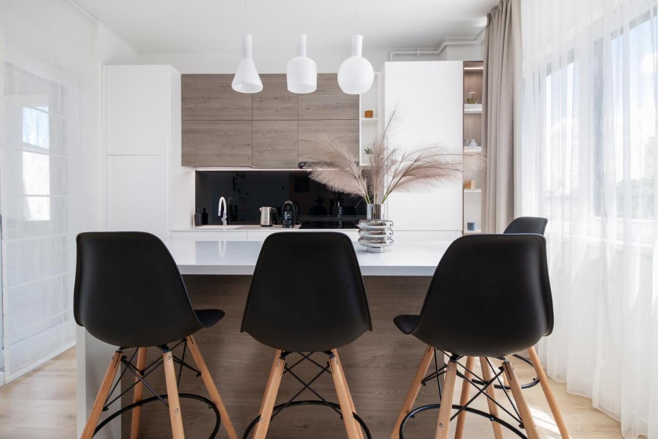 Charlotte Piata Unirii - Free Private Parking 2Bedrooms Apartment オラデア エクステリア 写真