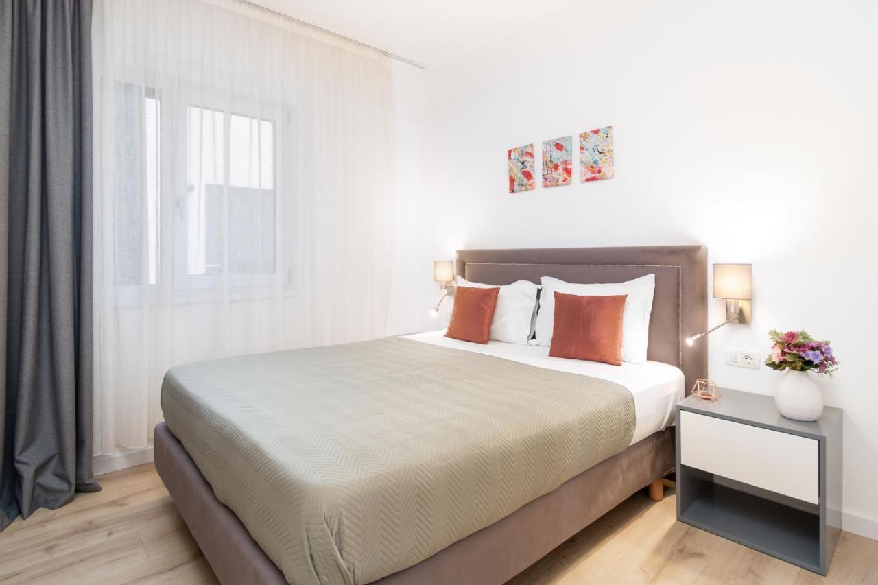 Charlotte Piata Unirii - Free Private Parking 2Bedrooms Apartment オラデア エクステリア 写真