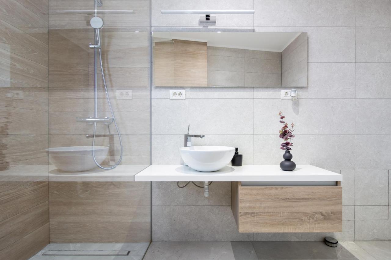 Charlotte Piata Unirii - Free Private Parking 2Bedrooms Apartment オラデア エクステリア 写真