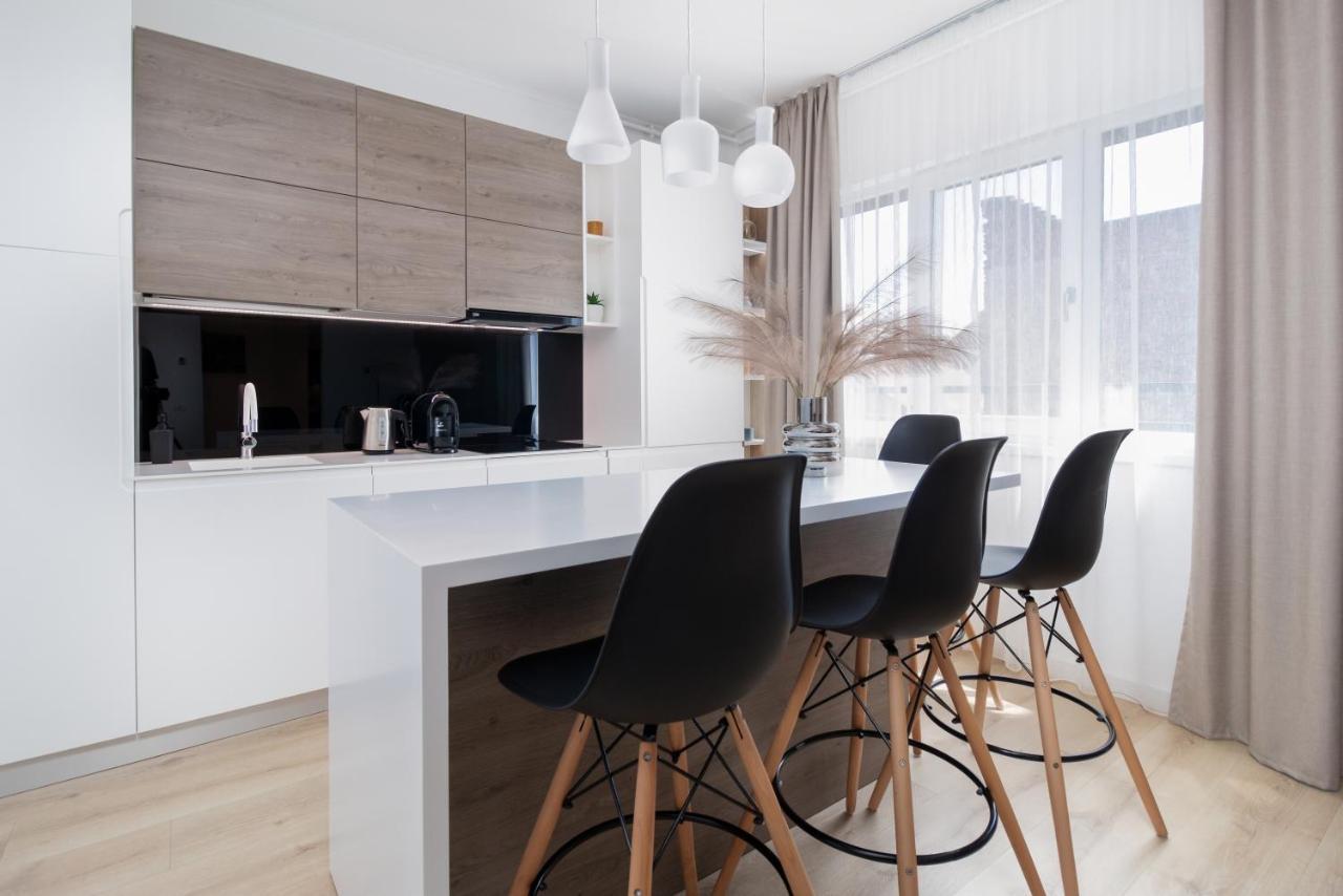 Charlotte Piata Unirii - Free Private Parking 2Bedrooms Apartment オラデア エクステリア 写真